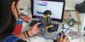 Adolescente programando un robot con arduino